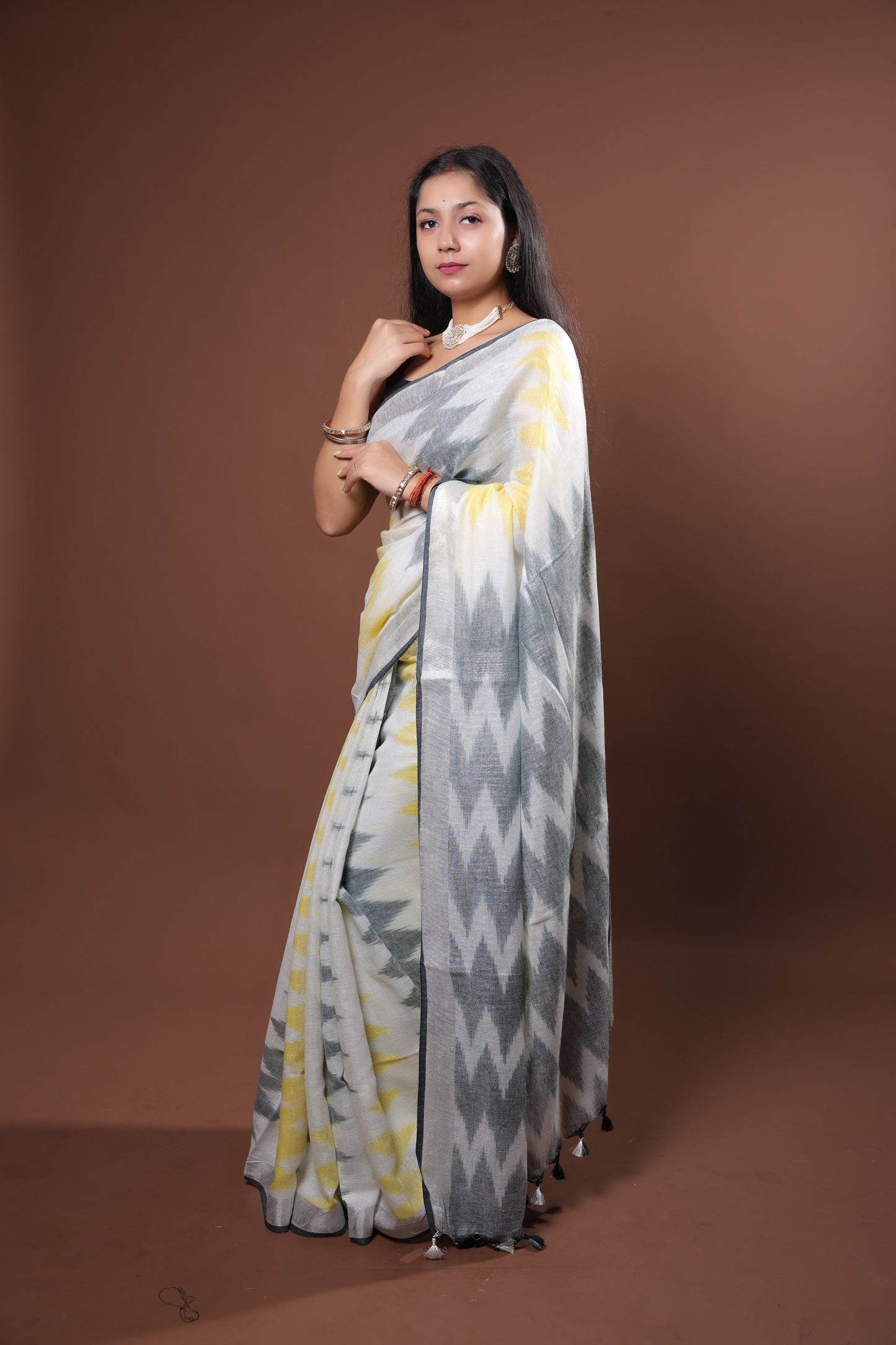 Linen Saree with double shade color with unique pattern