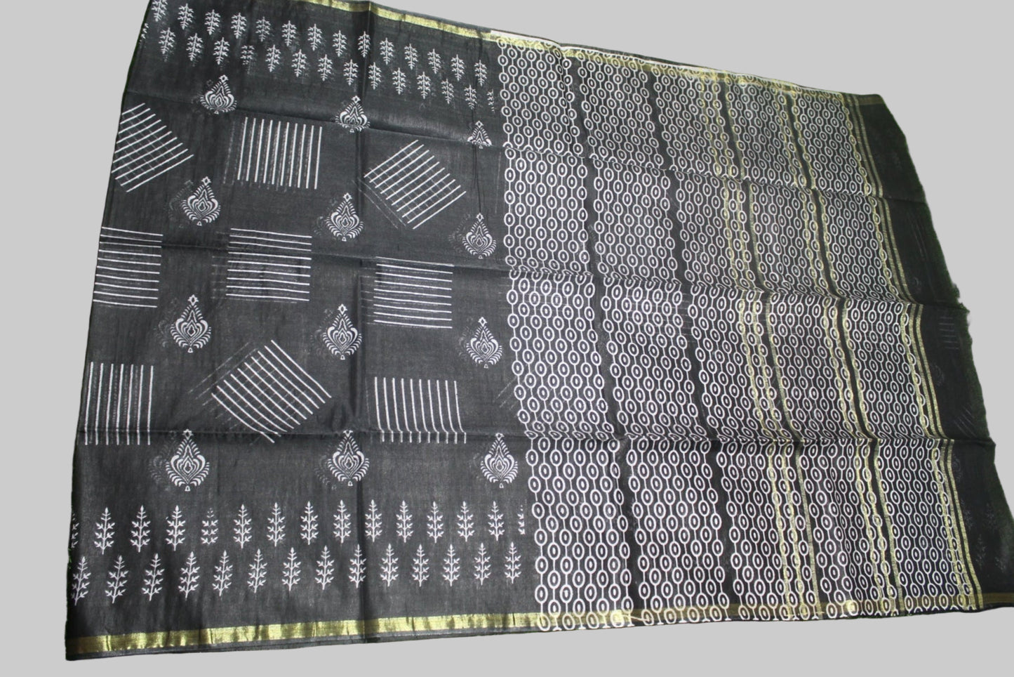 printed saree in white pattern