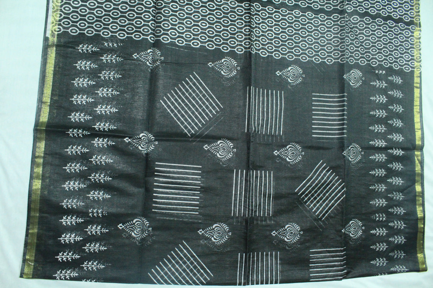 printed saree in white pattern