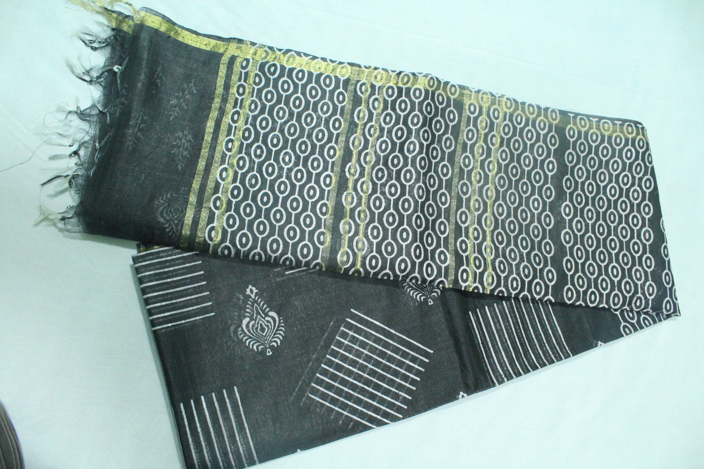 printed saree in white pattern