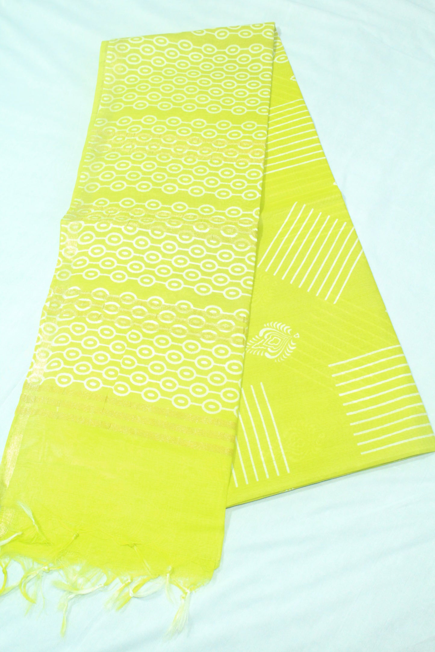 printed saree in white pattern